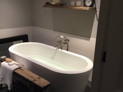 Tegelwerk van badkamer en toilet